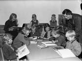 Bibliotekarie Vivica Hänninger med barn, Uppsala stadsbibliotek, november 1941