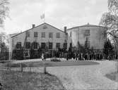 Upplands fornminnesförening på utflykt till Penningby slott, Länna socken, Uppland 1935