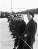 Skridskoåkande barn på Studenternas Idrottsplats, Uppsala 1933