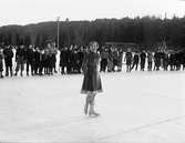 Skridskoåkande kvinna med publik på Studenternas Idrottsplats, Uppsala 1933