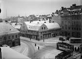 Stora torget med spårvagnar och Rudbeckska gården i kvarteret Näktergalen,  Uppsala februari 1933