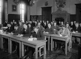 Sannolikt elever på Wiks folkhögskola i rikssalen på Wiks slott, Balingsta socken, Uppland 1934