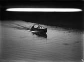 Två män i motorbåt på Mälaren 1934