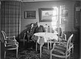 Kvinna och man i hemmiljö, sannolikt Uppsala 1933