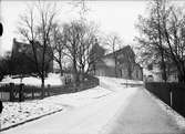 Helga Trefaldighets kyrka och Bondkyrko församlingshem från Nedre Slottsgatan, nuvarande Ingmar Bergmansgatan, Uppsala 1933