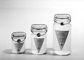 Glasburkar med Kungs-ättiksprit från AB Upsala Ättiksfabrik, S:t Persgatan 39, Uppsala 1937