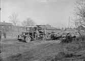 Lastbil med timmer sannolikt från loge i Gråmuren, Björklinge socken, Uppland 