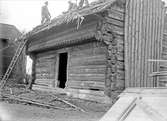 Hökhuvudboden under nedmontering, Borggårde, Hökhuvuds socken, Uppland sent 1920-tal