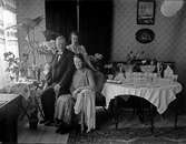 Födelsedagsporträtt - familj i hemmiljö, sannolikt Uppsala, före 1930