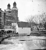 Uppsala domkyrka, Uppsala med Hårlemanska huvarna. I förgrunden Fyrisån med Kvarnfallet och bebyggelse på Akademikvarnens gård