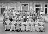 Kursavslutning på Wiks folkhögskola, Balingsta socken, Uppland 1942. I mitten rektor Sven Kjersén