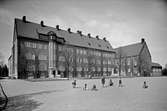 Lekande barn vid Folkskoleseminariet, Luthagen, Uppsala 1943
