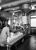 Paketering av kaffe, AB Eric Lindvalls kafferosteri, Kungsgatan, Uppsala 1943