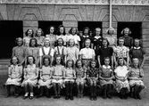 Grupporträtt - skolklass med flickor, Vaksalaskolan, Uppsala 1942