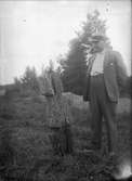 Man vid väghållningsstolpe, Lundås, Edebo socken, Uppland 1931