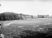 Stora Kvek med Lotta Lundevalls gård i mitten, Fröslunda socken, Uppland 1933
