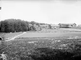 Stora Kvek med Lotta Lundevalls gård i mitten, Fröslunda socken, Uppland 1933
