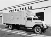 Lastbil International utanför AB Wolrath & Co, Väderkvarnsgatan, Uppsala april 1940