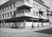 Bostads- och affärsbyggnad i korsningen Linnégatan - Svartbäcksgatan, Uppsala 1940