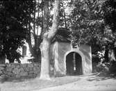 Stiglucka vid Kungs-Husby kyrka, Kungs-Husby socken, Uppland i augusti 1925