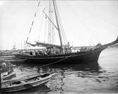 Segelfartyg med besättning i Öregrund, Uppland 1923