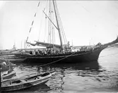 Segelfartyg med besättning i Öregrund, Uppland 1923