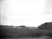 Landskapsvy med ängsmark och sjö i Tegelsmora socken, Uppland, september 1915
