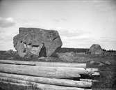 Kvinna  vid flyttblock i Säva, Balingsta socken, Uppland, maj 1912