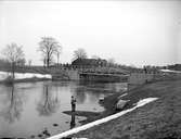Man fiskar i Fyrisån vid Ärna bro, Ärna, Uppsala april 1931