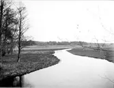 Landskapsvy med vattendrag, Salsta, Lena socken, Uppland 1934