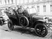 Medlemmar i manskören Orphei Drängar i bil, eventuellt Tyskland 1913