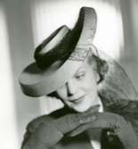 Porträtt av kvinna i hatt med svart tyll av Edward Molyneux.