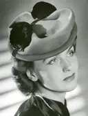 Porträtt av kvinna i hatt med svart dekorband med två bollar, från Legroux Soeurs.