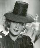 Porträtt av kvinna i hatt med flor, från Jean Patou.