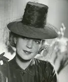 Porträtt av kvinna i hatt med flor, från Jean Patou.