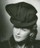 Porträtt av kvinna i hatt med pösig kulle, från Madame Suzy.