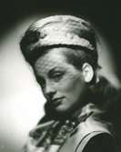 Porträtt av kvinna i hatt med flor.