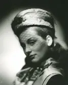 Porträtt av kvinna i hatt med flor.