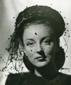 Porträtt av kvinna i hatt med flor med mörka moucher av Suzanne Talbot.