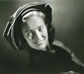 Porträtt av kvinna med hatt i brun filt med guldnål.  Hatt använd vid franska avdelningens uppvisning september 1947.