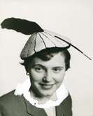 FA, Porträtt av kvinna i hatt med fjäder.
