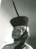 Fb, Porträtt av kvinna med hatt i svart filt med hakband.