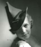 Fb, Porträtt av kvinna i hatt av Rose Descat. Gul filt med brunt sammetsband.