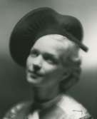 Fb, Porträtt av kvinna i hatt av Rose Descat.