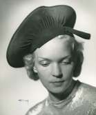 Fb, Porträtt av kvinna i hatt av Rose Descat. Svart mocka.