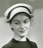 Porträtt av kvinna i hatt täckt med mörkt flor, av Gilbert Orcel.