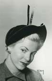 Porträtt av kvinna med svart bandkantad hatt i modell: Three Corner,  av Claude St Cyr, Paris.