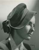 Porträtt av kvinna i hatt.