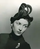 Porträtt av kvinna med svart stråhatt. Modell av Madame Paulette