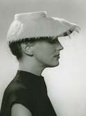 Porträtt av en kvinna med hatt.